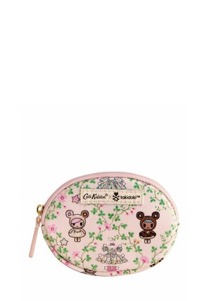 Suun pyöreä vaaleanpunainen vetoketjupussukka kukkakuosilla, kaksi piirroshahmoa karhupuvuissa ja Cath Kidston x tokidoki -logo.