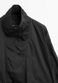 Czarny lekki płaszcz z kołnierzem stojącym i trzema przednimi guzikami, sygnowany Massimo Dutti.