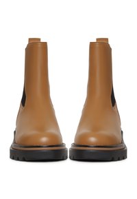 Botas de tobillo de cuero marrón claro con paneles elásticos en los laterales, punteras redondeadas y una suela de goma texturizada negra. Diseño minimalista con detalles de costura.