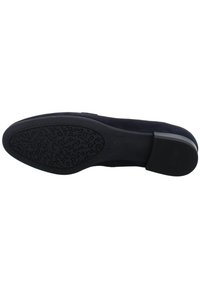 Zwarte suède platte schoen met een voorgemaakte rubberen zool. Heeft een laag profiel en geen zichtbare details of accenten. Ontworpen voor comfort.