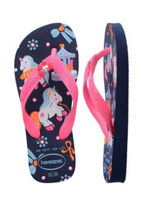 Tongs bleu marine pour enfants avec des brides roses, illustrées de licorne, cheval de manège, fleurs et nœud sur les semelles.