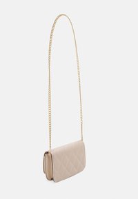 Prošívaná béžová kabelka se zlatým řetízkovým popruhem na rameno, s obdélníkovým tvarem a hladkým povrchem. Minimalistický design bez viditelného kovového hardwaru.