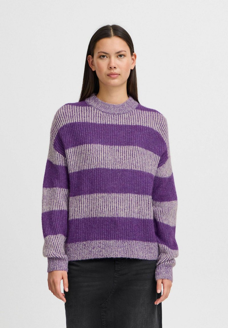 Violeta un gaišpelēka svītrainā adīta džemperis ar apaļu kakla izgriezumu, garām piedurknēm un ribinātiem gumijām, ar brīvu piegriezumu un mīkstu tekstūru.