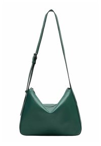 Zielona skórzana torba na ramię z wzorem w kształcie litery V, pojedynczym regulowanym paskiem i gładką fakturą. Wyposażona w zamknięcie na zamek oraz minimalistyczne akcenty.