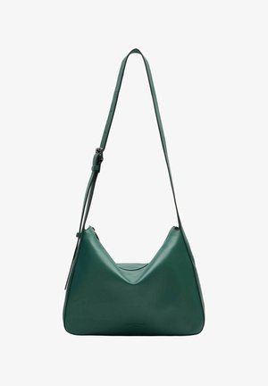Zielona skórzana torba na ramię z wzorem w kształcie litery V, pojedynczym regulowanym paskiem i gładką fakturą. Wyposażona w zamknięcie na zamek oraz minimalistyczne akcenty.