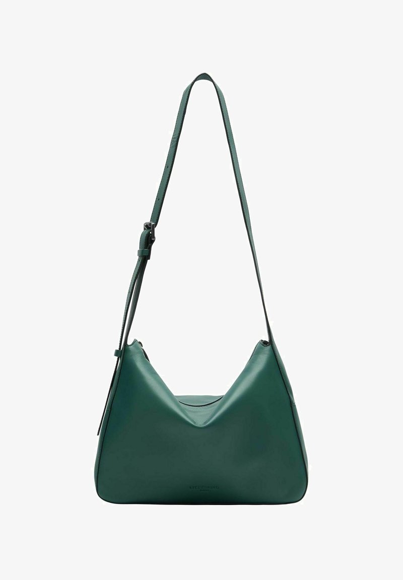 Zielona skórzana torba na ramię z wzorem w kształcie litery V, pojedynczym regulowanym paskiem i gładką fakturą. Wyposażona w zamknięcie na zamek oraz minimalistyczne akcenty.