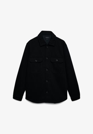 Schwarze Fleecejacke mit Kragen, zwei Brusttaschen, Knopfverschluss vorne und strukturiertem Stoff. Mit langen Ärmeln und normaler Passform.