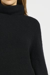 Maglione a collo alto nero con motivo a maglia testurizzata, caratterizzato da un colletto alto e una vestibilità comoda.