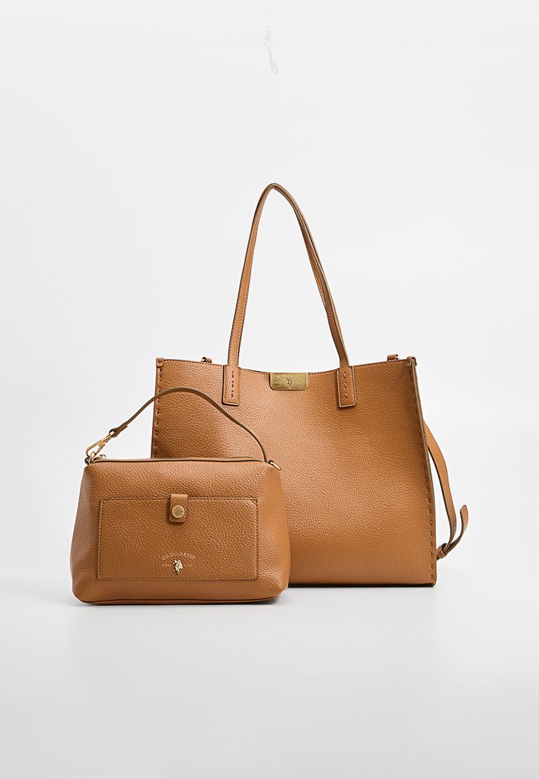 Deux sacs en cuir beige : un grand tote avec des poignées doubles et un petit sac bandoulière avec un fermoir à pression, présentant des surfaces texturées et des accents dorés.