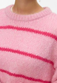 Pull en maille en matériau rose clair avec des rayures horizontales rose foncé, col rond et tissu texturé.