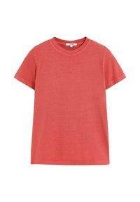 Camiseta de manga corta de color rojo coral, hecha de algodón suave. Presenta un escote redondo y un pequeño detalle de logo en el pecho. Textura suave.