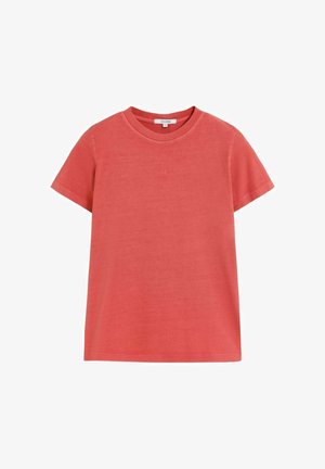 Coral red short-sleeve T-shirt made of soft cotton. Features a round neckline and a small logo detail on the chest. Smooth texture.