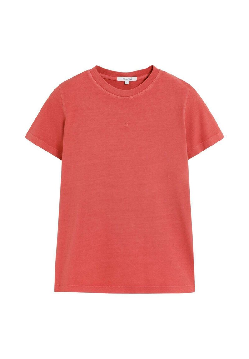 Camiseta de manga corta de color rojo coral, hecha de algodón suave. Presenta un escote redondo y un pequeño detalle de logo en el pecho. Textura suave.