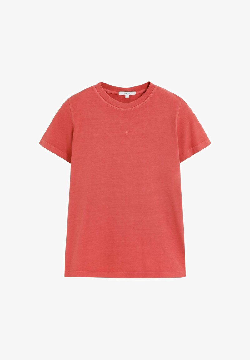 Camiseta de manga corta de color rojo coral, hecha de algodón suave. Presenta un escote redondo y un pequeño detalle de logo en el pecho. Textura suave.
