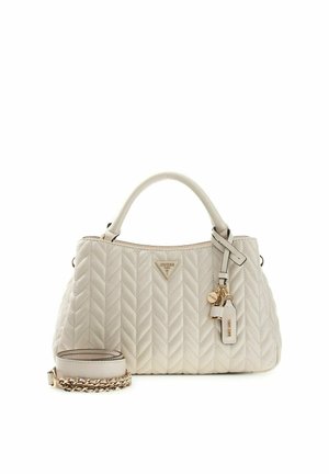 Borsa trapuntata color crema con manico superiore, tracolla a catena tono oro e targhette con ciondoli che riportano il logo Guess sul davanti.