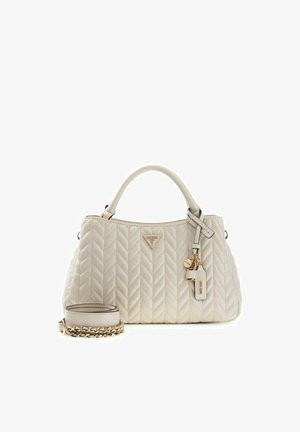 Borsa trapuntata color crema con manico superiore, tracolla a catena tono oro e targhette con ciondoli che riportano il logo Guess sul davanti.