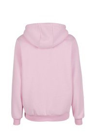 Hoodie rose clair avec capuche, poignets côtelés et ourlet. Tissu doux et texturé avec une coupe décontractée. Vue de dos, sans autres détails ni embellissements.