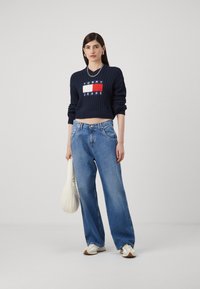 Tommy Jeans CENTER FLAG  - Džemperis - dark night navy