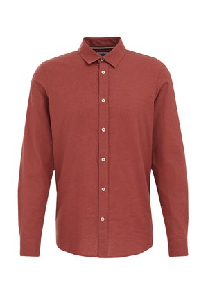 Camisa de manga larga color óxido hecha de una tela suave, con un cierre de botones en la parte delantera, un collar clásico y botones blancos para el cierre.