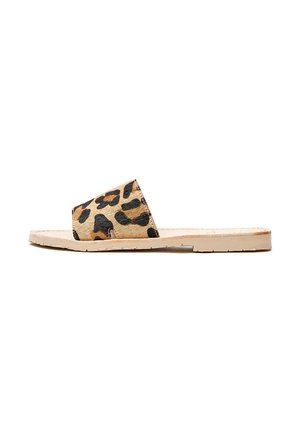 Sandalia deslizante de estampado de leopardo con una parte superior ancha y suave, plantilla de cuero en tonos naturales y suela plana de goma.