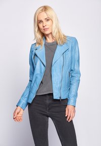 Hellblaues Leder-Motorradjacke mit Reißverschluss, asymmetrischem Kragen und gerippten Akzenten. Getragen über einem grauen Hemd und schwarzen Jeans.