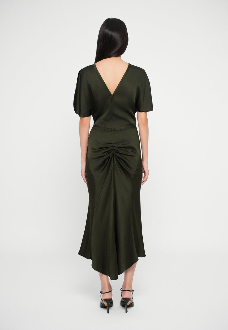 Robe en satin vert olive avec un dos en V, des manches courtes bouffantes, une taille cintrée et un ourlet évasé. Fermeture éclair au dos et texture lisse.