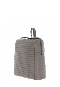 Sac à dos en cuir gris avec un motif de couture vertical, une fermeture éclair latérale, une poignée supérieure et un logo relief. Forme carrée avec une texture lisse.