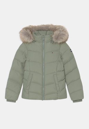 Hellgrüne gesteppte Jacke mit pelzgefütterter Kapuze, Reißverschluss, zwei Seitentaschen und gerippten Bündchen. Auf dem Ärmel befindet sich ein Logo-Patch.