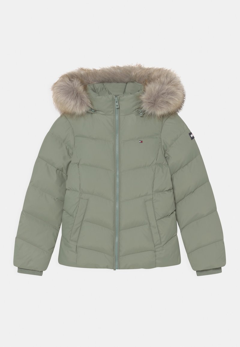Veste matelassée vert clair avec une capuche doublée de fourrure, fermeture éclair, deux poches latérales et poignets côtelés. Présente un écusson logo sur la manche.