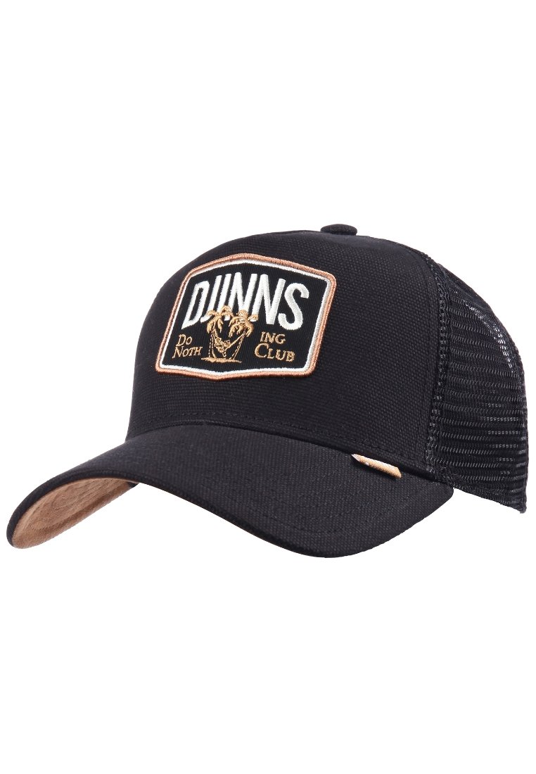 Svart trucker cap med mesh bak, har et rektangulært merke med "DJUNNS Do Nothing Club" brodert i hvitt og gull. Flat skygge.
