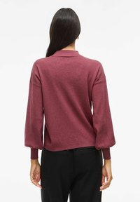 Bordeaux pullover trui met een kraaghalslijn, lange ballonmouwen en geribbelde manchetten. Lichtjes cropped ontwerp, gladde textuur.