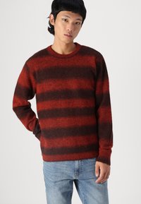 Selected Homme SLHRAI OMBRE CREW NECK - Pulover - red ochre/chocolate torte