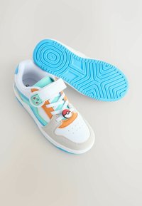 Beli športni copat z oranžnimi in mete zelenimi poudarki, iz semiša in sintetičnih materialov, z modrim gumijastim podplatom, ježkom in okrasnimi obeski Pokémon.