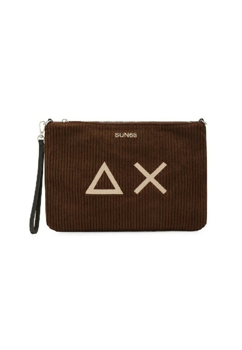 Borsa a pochette in corduroy marrone con chiusura a zip, caratterizzata da design geometrici beige e un manico a polso nero removibile. Logo del brand: SUN68.