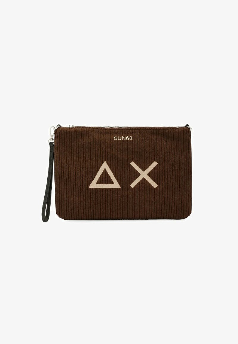Borsa a pochette in corduroy marrone con chiusura a zip, caratterizzata da design geometrici beige e un manico a polso nero removibile. Logo del brand: SUN68.