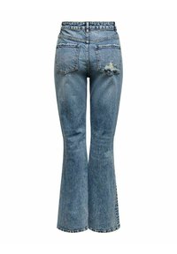 Jeans in denim blu a gamba svasata con vita a media altezza, due tasche posteriori e dettagli strappati. Tessuto testurizzato con una finitura sfumata.