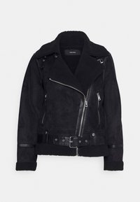 Chaqueta de motorista de ante negro con cuello de borreguillo, cremallera asimétrica, herrajes plateados y cintura ajustada con cinturón. Presenta tejido texturizado y acentos lisos.