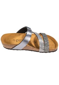 Sandalo slide argentato con tre cinturini: uno metallico, uno testurizzato e uno decorato con strass. Sottopiede in sughero e suola in gomma nera.