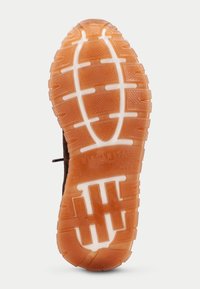 Braune Gummisohlen mit einem strukturierten Profil, versehen mit weißen Akzenten und einem in das Material eingeprägten Logo für besseren Halt.