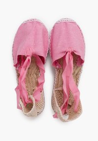 Rožinės drobės espadrilės su kaspinu, pina juto padai ir dekoratyvinė balta siūlė aplink kraštą. Lengvas ir kvėpuojantis dizainas.