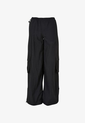 Mustad laia säärega cargo-püksid elastse vöökohaga, külgedel klapikujuliste taskutega ning reguleeritavate paeltega vöö- ja sääreosas.