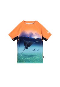 Rash guard a maniche corte arancione con un design a gradiente che presenta raggi che nuotano sotto uno sfondo in acqua blu-verde sfumato.