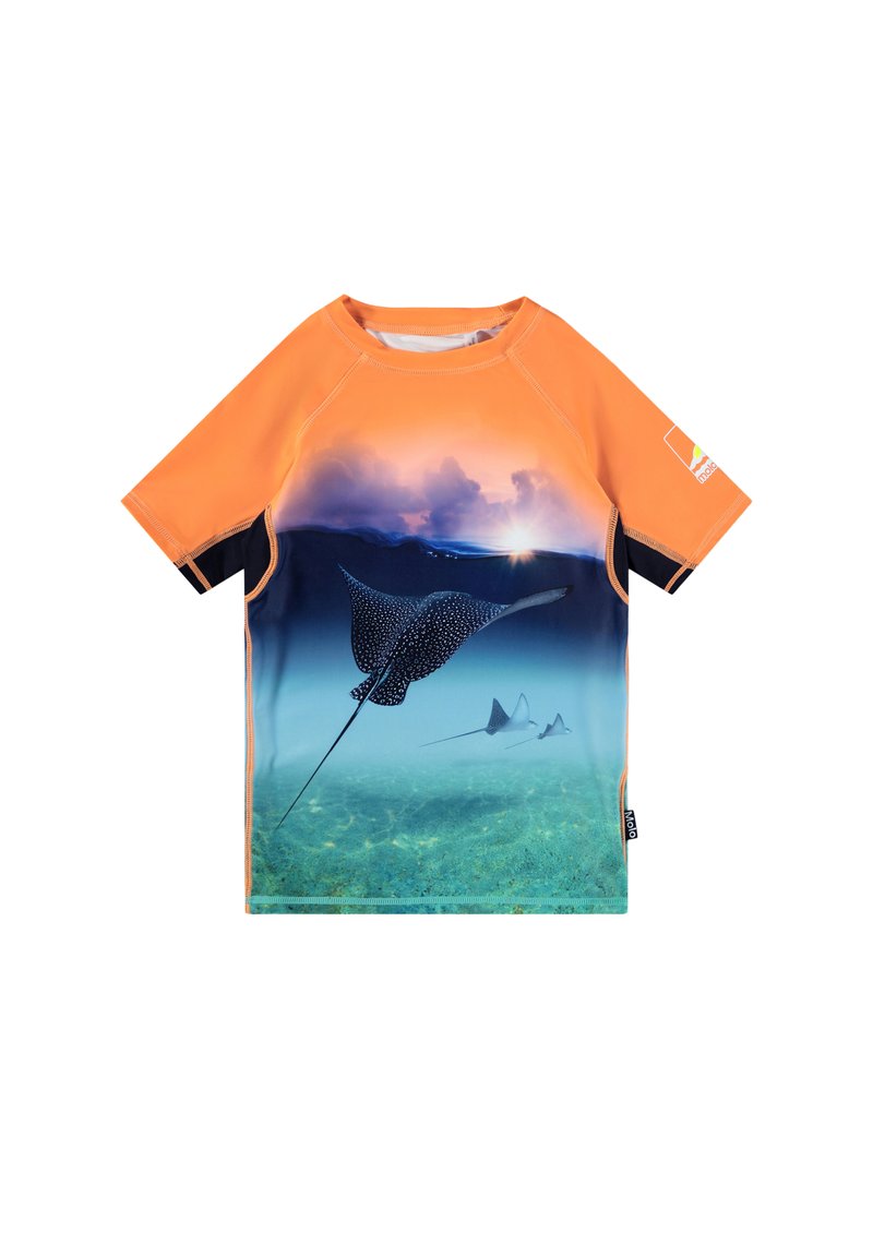 Rash guard a maniche corte arancione con un design a gradiente che presenta raggi che nuotano sotto uno sfondo in acqua blu-verde sfumato.