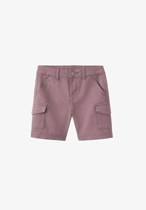 Mauvefarbene Cargo-Shorts mit vorderen und seitlichen Klappentaschen, Gürtelschlaufen, Knopfverschluss und sichtbaren Nähten auf weißem Hintergrund.