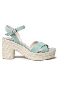 Sandali platform in suede verde menta con cinturini incrociati e fibbia alla caviglia, caratterizzati da un tacco a blocco in juta intrecciata e una soletta testurizzata.