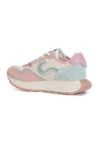 Scarpa da sport nei toni di rosa, crema e menta. Presenta textures scamosciate e lisce, un design ondulato e una suola spessa. Accentuata da perforazioni.