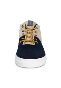 Granatowe i beżowe trampki z filcu, na białej gumowej podeszwie oraz kontrastującymi żółtymi sznurowadłami. Posiadają zaokrąglony czubek oraz tekstylną cholewkę z akcentami szwów.