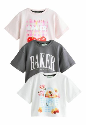 Kolm lühikeste varrukatega T-särki roosa, halli ja valge värviga, millel on värvilised puuvilja-, lille- ja logo trükised Ted Bakerilt.