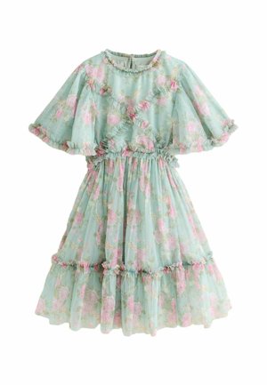 Vestido con estampado floral, mangas con volantes, cintura ceñida y falda en capas. La tela es ligera y presenta colores en verde pastel y rosa.