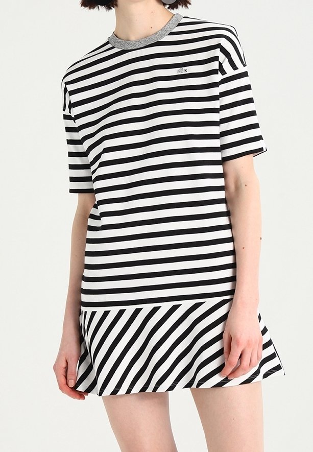 Robe t-shirt rayée noire et blanche avec un col rond gris. Présente des rayures horizontales et verticales contrastantes dans une coupe décontractée.